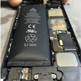 Вспух или садится аккумулятор iPhone? Исправим! Установим новый аккумулятор и iPhone продолжит радовать вас автономностью. Даже на холоде.